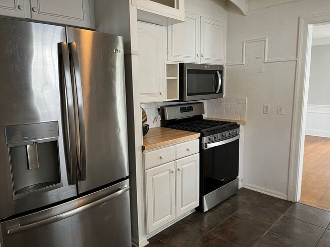 Building Photo - Beautiful and updated South Highlands 3BR/2BA.