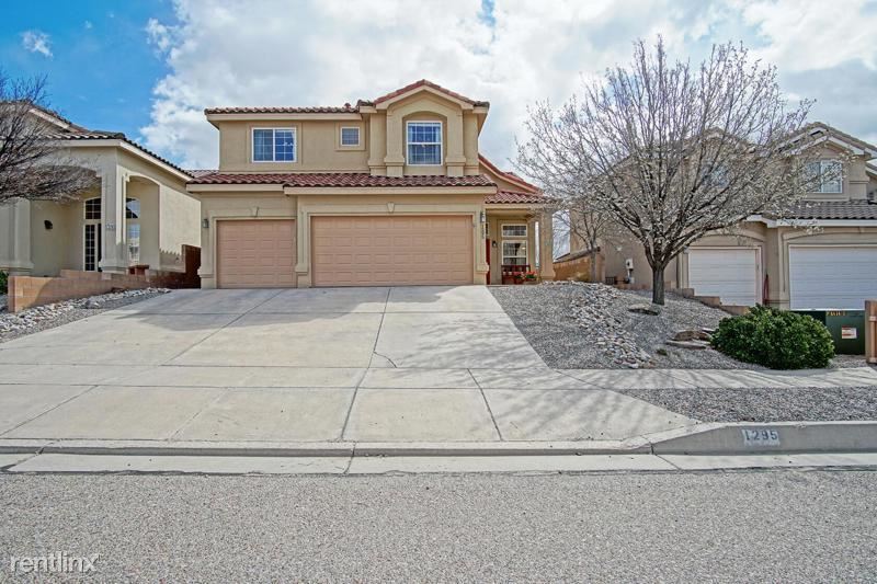 5 br, 3 bath House 1295 Mirador Loop N E... House for Rent in Rio