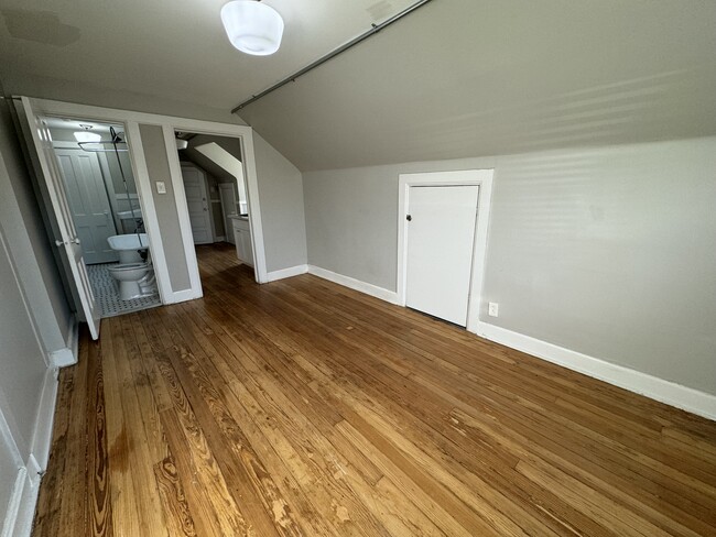 Building Photo - Top Floor studio in Cap Hill! Free laundry!