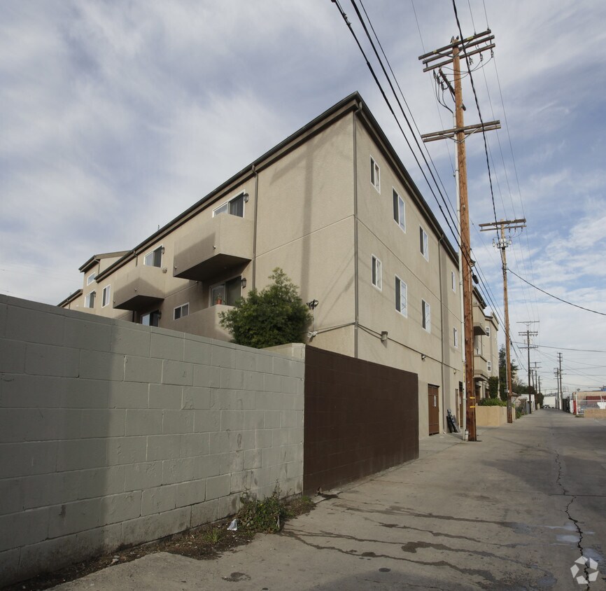 Courtyard on Miranda Apartments 11476 Miranda St North Hollywood, CA