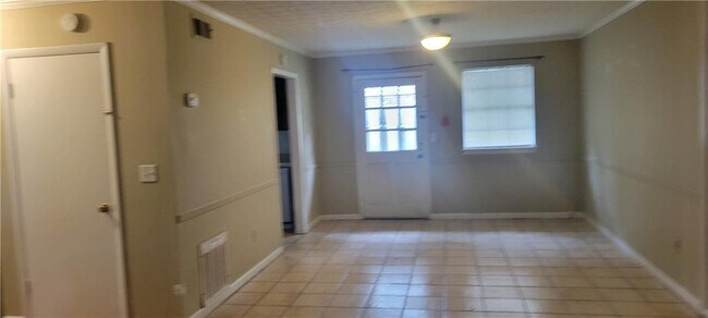 Building Photo - 897 6 Oaks Cir