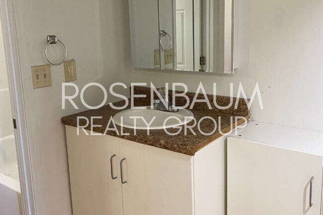 Foto del edificio - 770 N Dodge Blvd