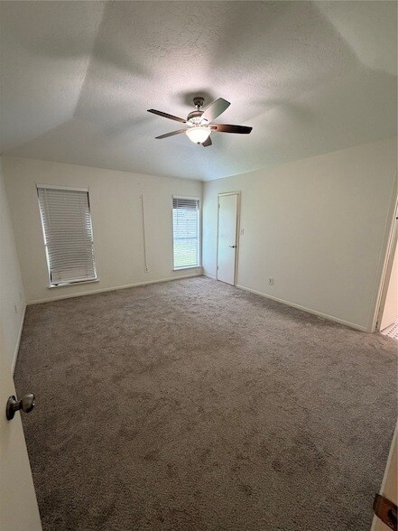 Foto del edificio - 5211 Rivertree Ln
