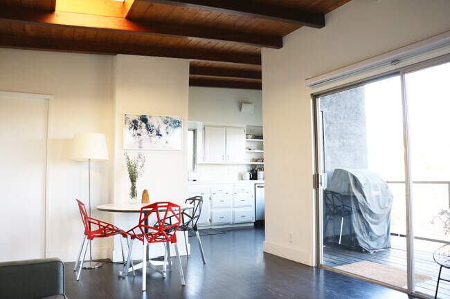 Vista de la sala de estar y cocina - 540 Dove Dr