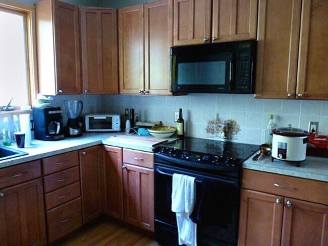 Foto del edificio - Allston 3 Bed w/ 2 Parking + Enclosed Porch – No Fee