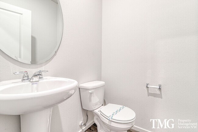 Building Photo - 3 Bed 2.5 Bath Townhome on a Corner Lot in...