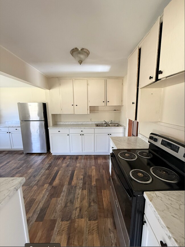 Building Photo - Country Living at Its Finest!