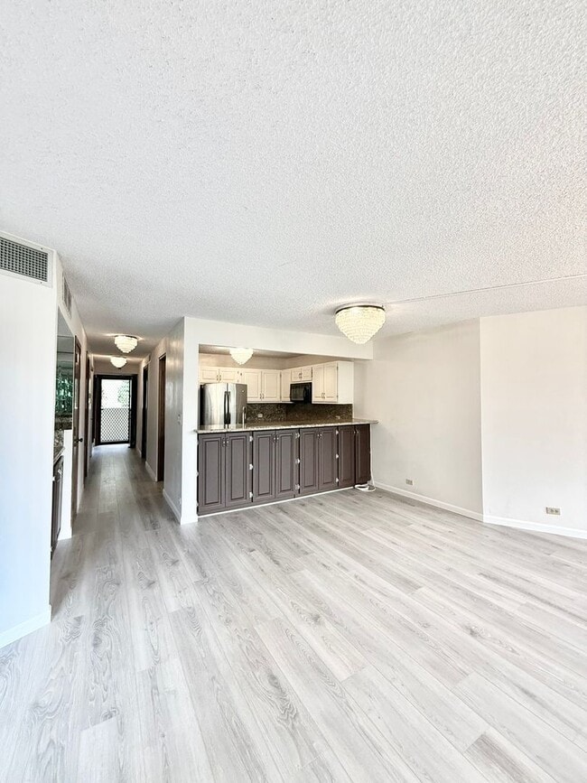 Building Photo - 2/br/2ba/2pkg Condo with Amenities! Small dog negotiable