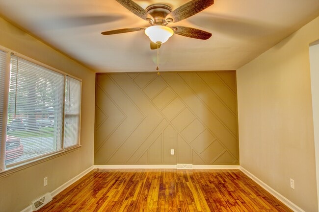 Building Photo - 210 Scarlett Ln
