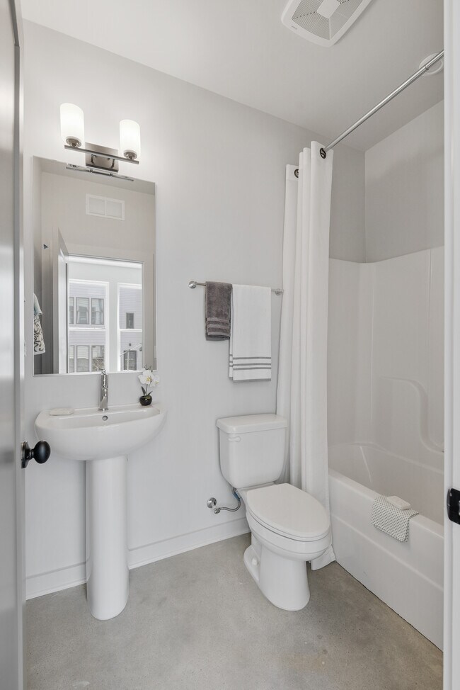 Perfecto para invitados o para vivir en el primer piso, completo con combinación de bañera/ducha y elegante lavabo con pedestal. - 358 E Village Ln