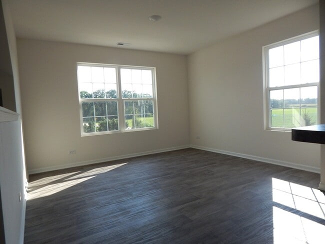 Building Photo - 2590 Bella Dr