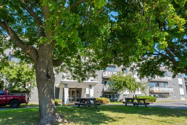 Building Photo - Ruscio Villa Apartments