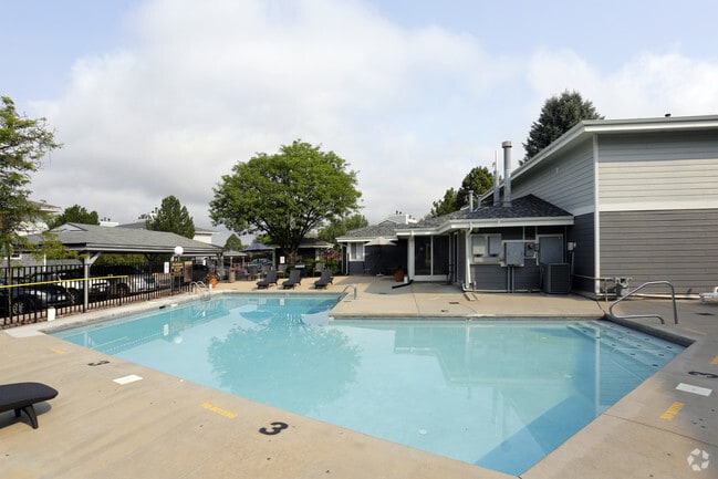 Pool - Heatherwood Club