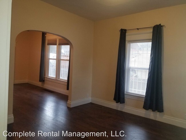 Building Photo - 3 br, 1 bath House - 1108 E 4th St
