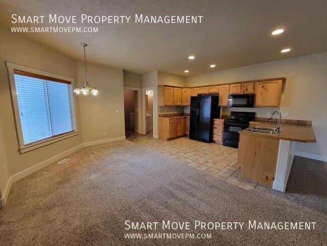 Building Photo - Spacious Three Bedroom Close to Shopping