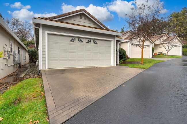 Building Photo - 3040 Granada Ct