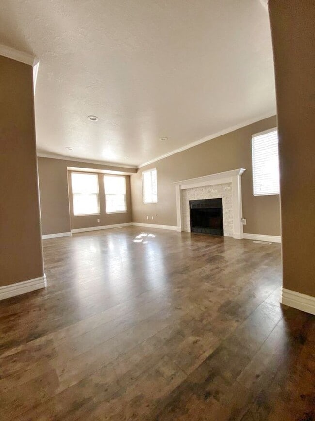 Building Photo - 9130 S Scirlein Dr