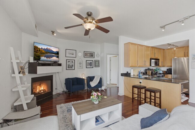 Foto del edificio - 2158 W Grand Ave