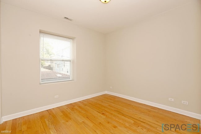 Building Photo - 3352 W Wilson Ave