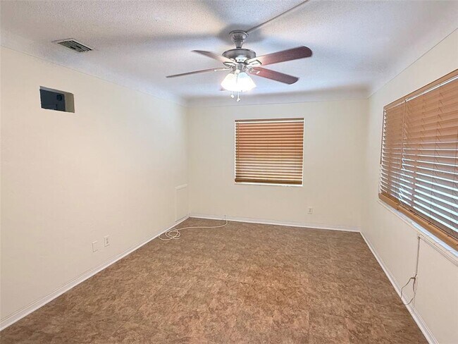 Foto del edificio - 5541 Lown St N