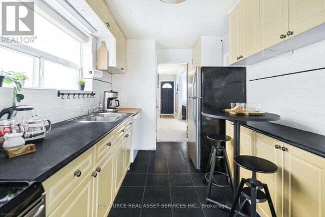 Building Photo - 687 Glencairn Ave