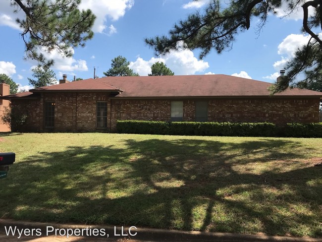 Building Photo - 2107 Oak Hollow St