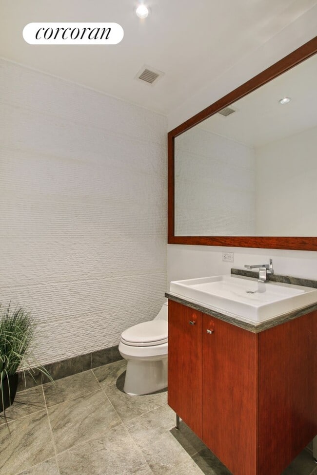 Building Photo - 33 W 56th St