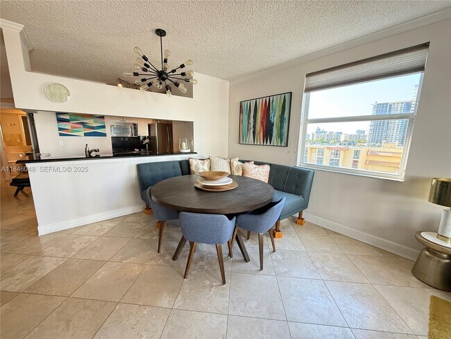 Foto del edificio - 17145 N Bay Rd