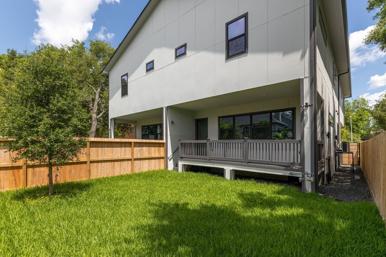 Building Photo - 4517 Larch Ln