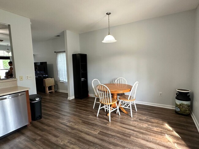 Building Photo - 3 Bedroom 2 bath-fenced in yard