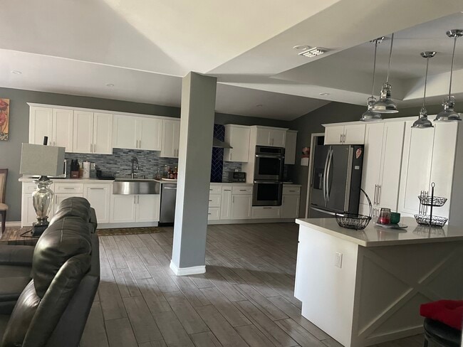 Building Photo - 5100 El Jardin Cir