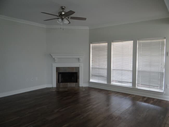 Building Photo - Beautiful Rental in Rolling Meadows