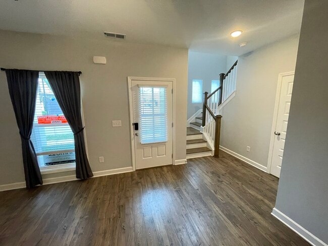 Building Photo - Waterford Village 3 bedroom home with a 2 car garage!