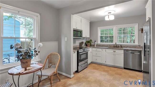 Foto del edificio - 6100 Hampstead Ave