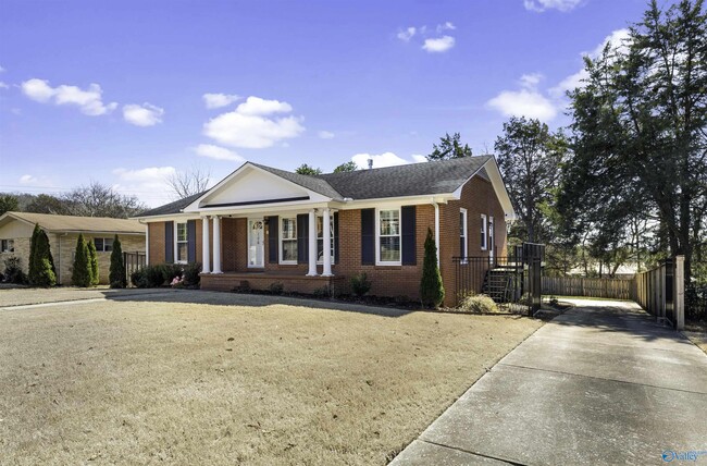 Building Photo - 106 Robin Ln SE