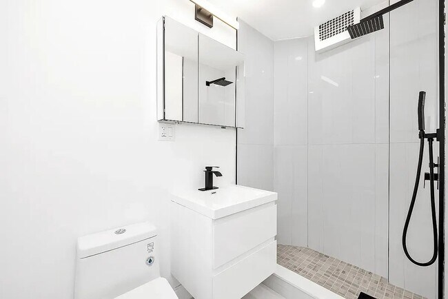 Foto del edificio - 127 E 7th St