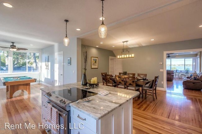 Building Photo - 5 br, 3.5 bath House - 1010 Riverside Dr.