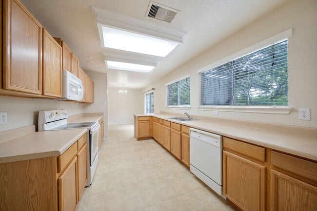 Building Photo - 3 Bedroom 2 Bathrooms located in Park Plac...