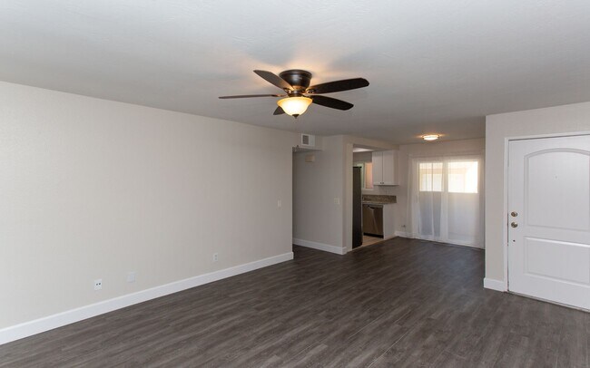 Foto del edificio - Downstairs 2 Bed Condo In Oceanside!