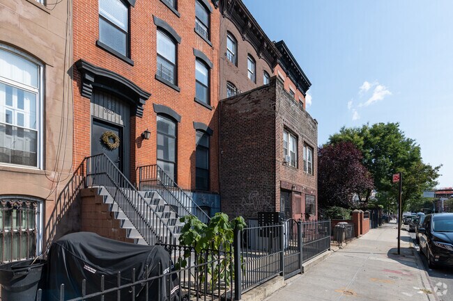 Foto del edificio - 923 Bedford Ave