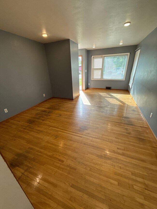 Building Photo - NSP-615/617