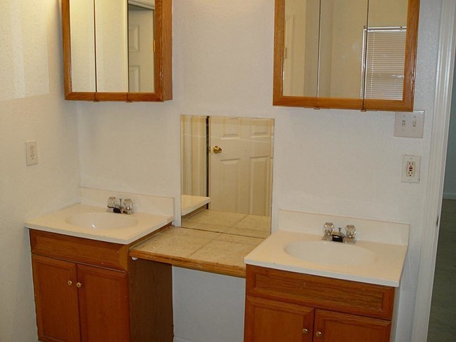 Building Photo - 34614 Lakeside Dr
