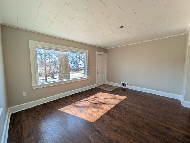 Building Photo - Pet friendly! Great deck for entertaining!