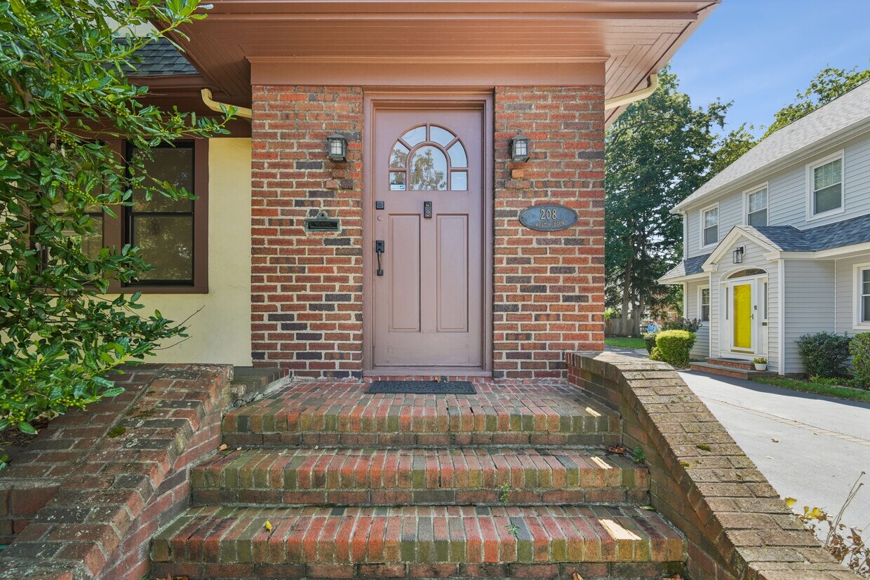 Foto principal - 208 W Hudson Ave