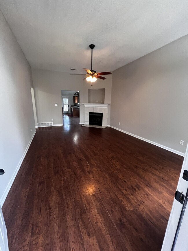 Foto del edificio - 6840 Mikayla Ln