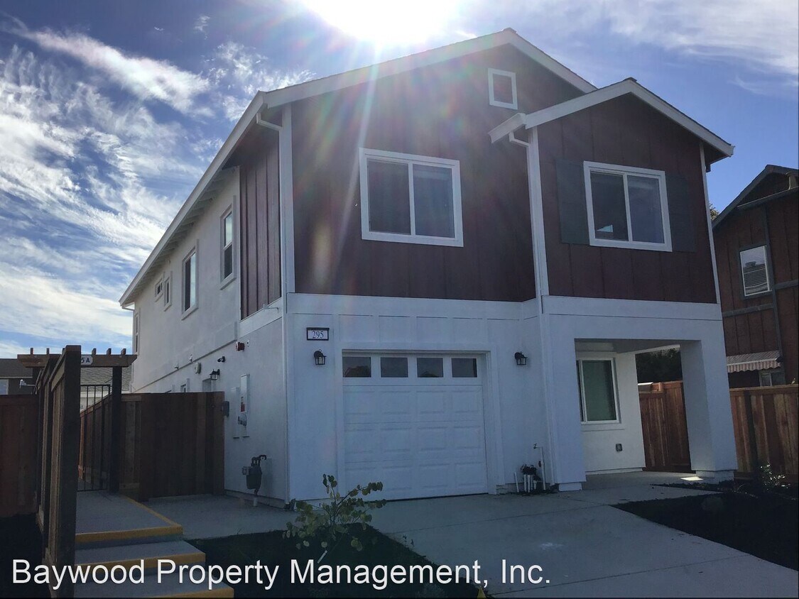 Foto principal - 3 br, 2.5 bath House - 295 Pullman Ave