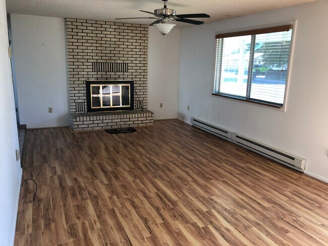Building Photo - 701 Duke Dr