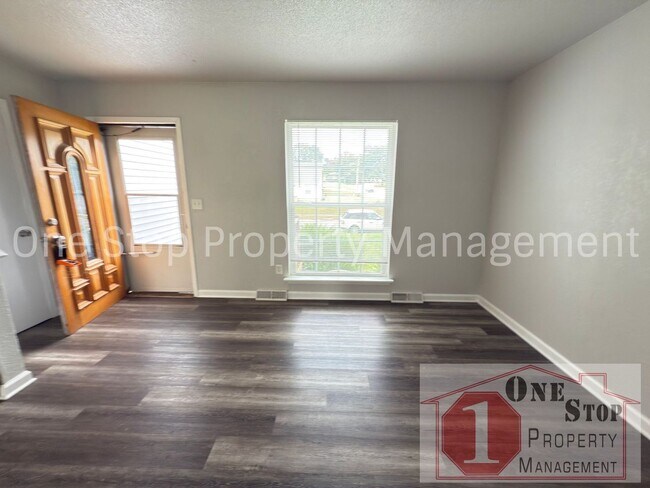 Foto del edificio - 3 bedroom, 1 bathroom duplex in Independen...