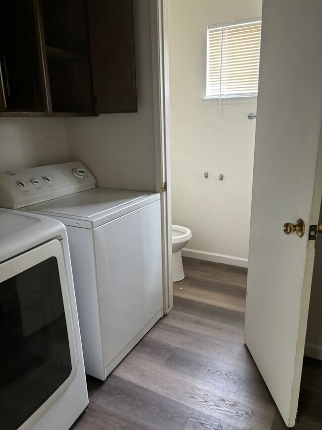 Building Photo - 864 Linda Lee Cir
