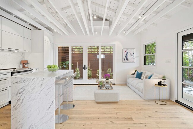 Área de estar/cocina - 4027 Moore St